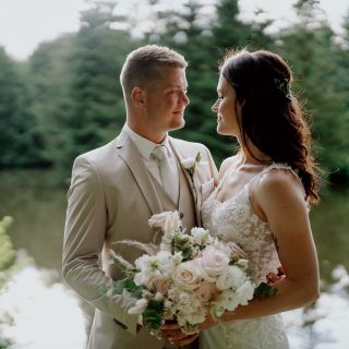 Fotky od mojí úžasné nevěsty Vendulky 🥰. Novomanželům to moc sluší a kytička k nevěstě krásně sedí. Jako vždy velké ufff,...